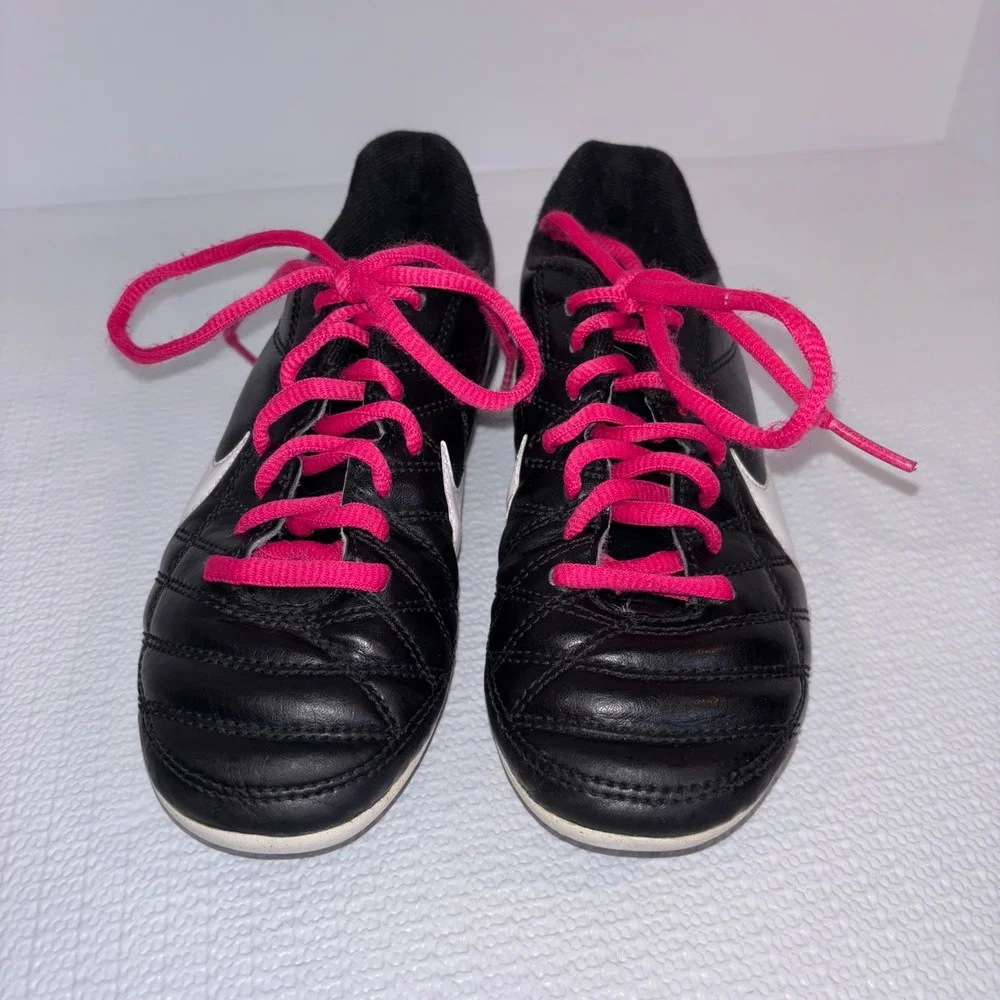Nike Youth‎ Soccer Cleats Black White Pink Laces Size 13.5 Soccer Shoes